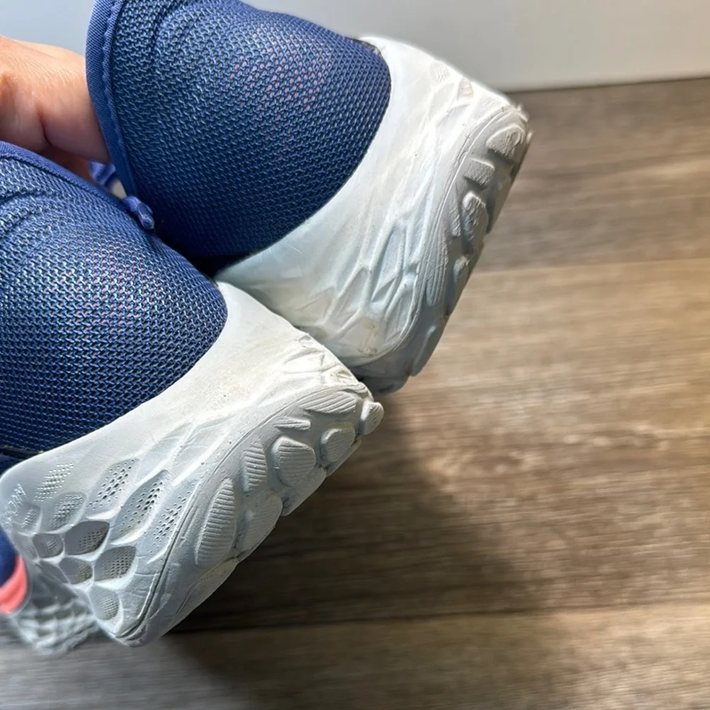 New Balance fresh foam Navy Running Shoes woman’s size 8.5 (b211)